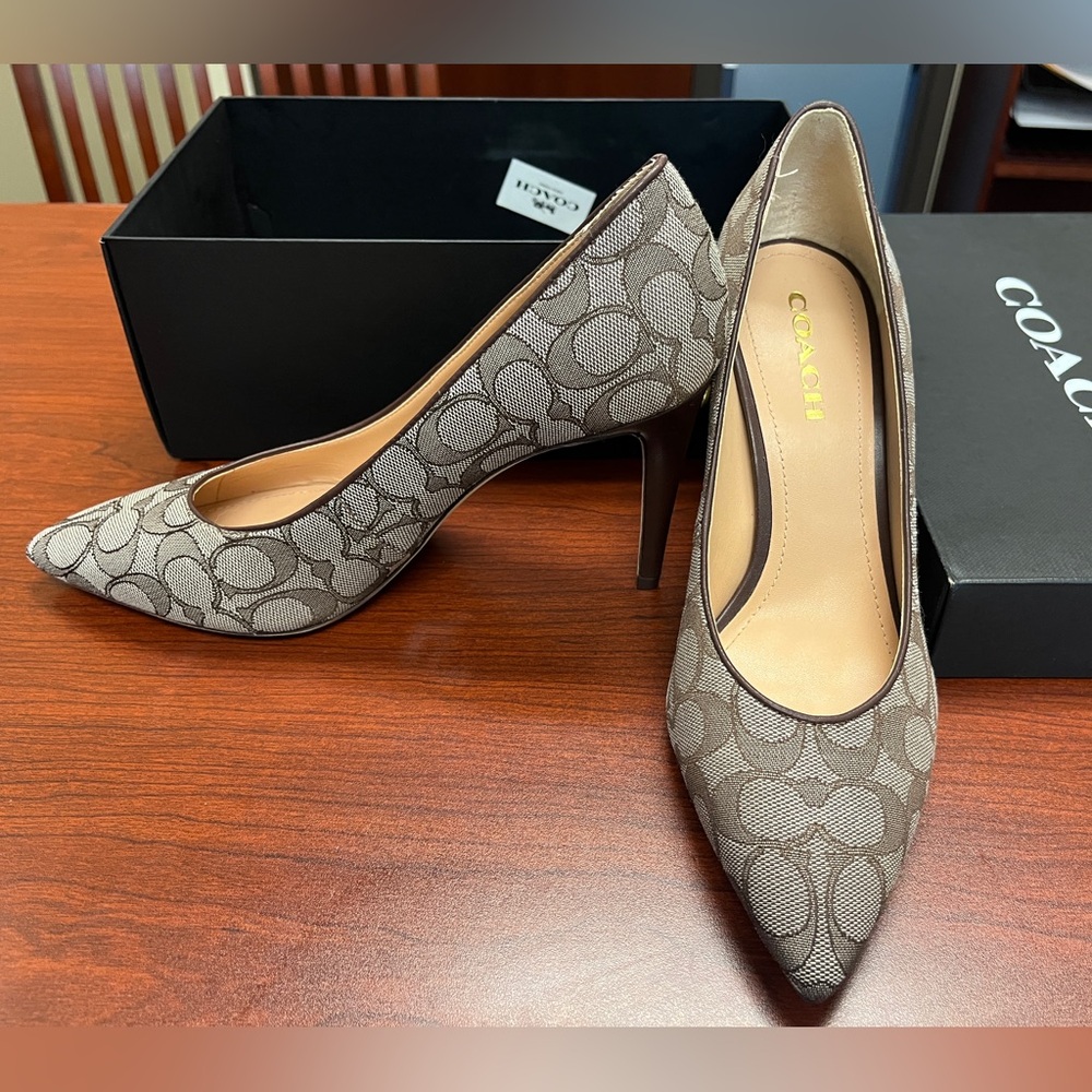 Coach Skylar Signature Pump